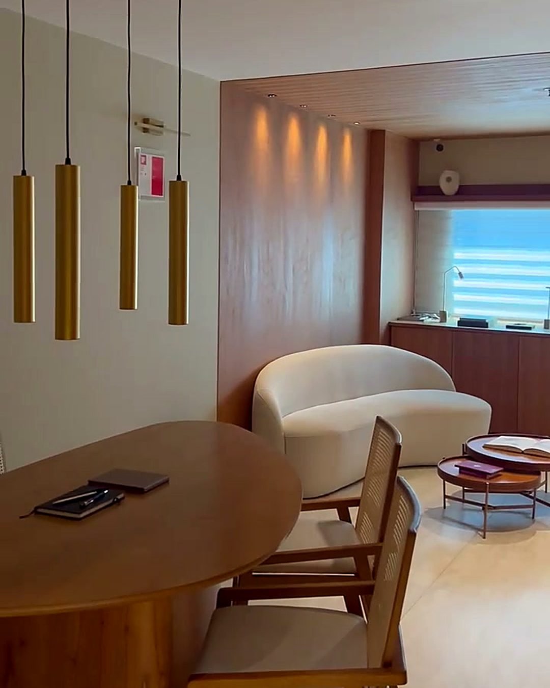 Mesa de atendimento privado no showroom